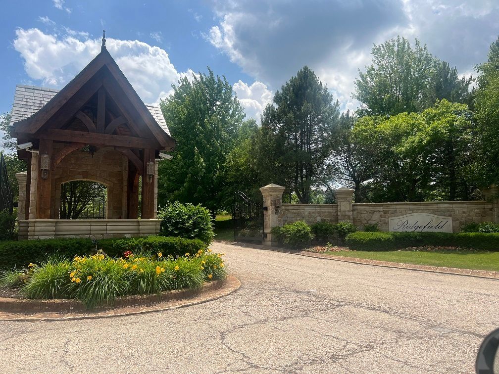18N647 Ridgefield Boulevard — Huntley, IL 60142