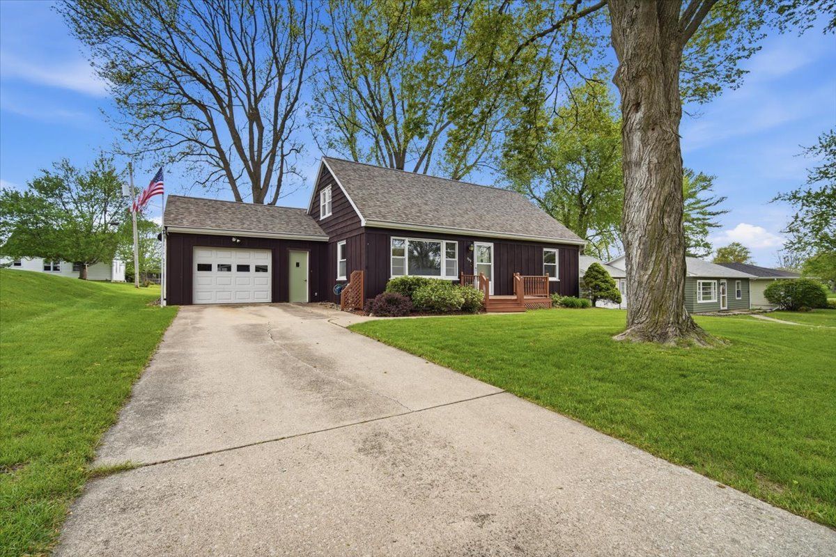 509 W Smith Street — Roanoke, IL 61561