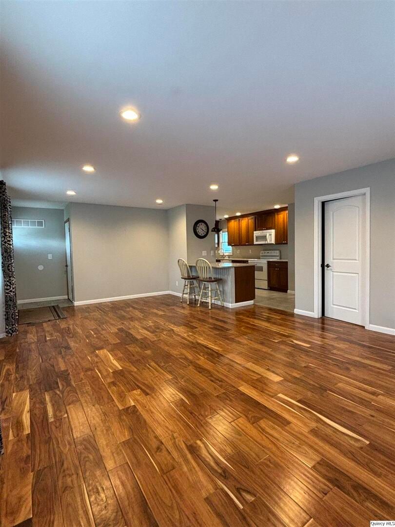 802 W Main Street, La Harpe, IL 61450