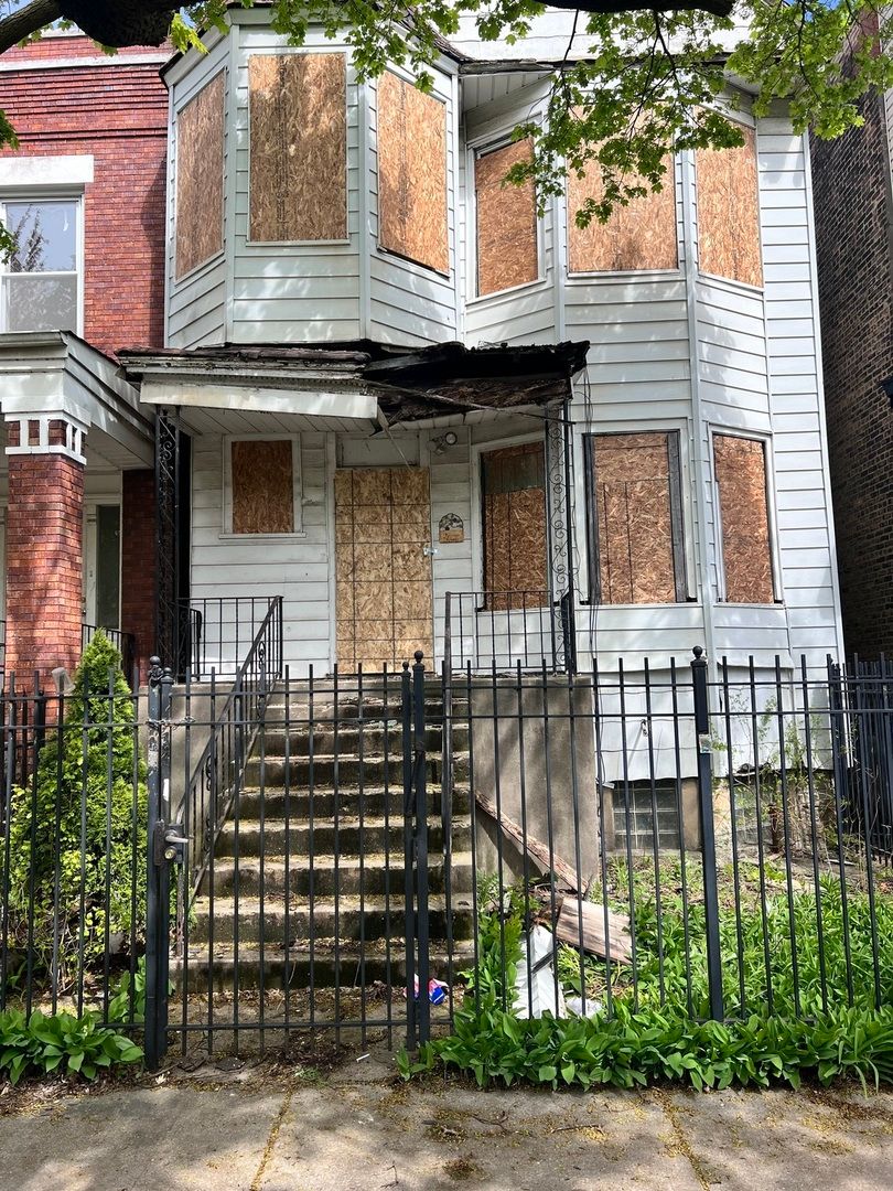 8035 S Houston Avenue — Chicago, IL 60617