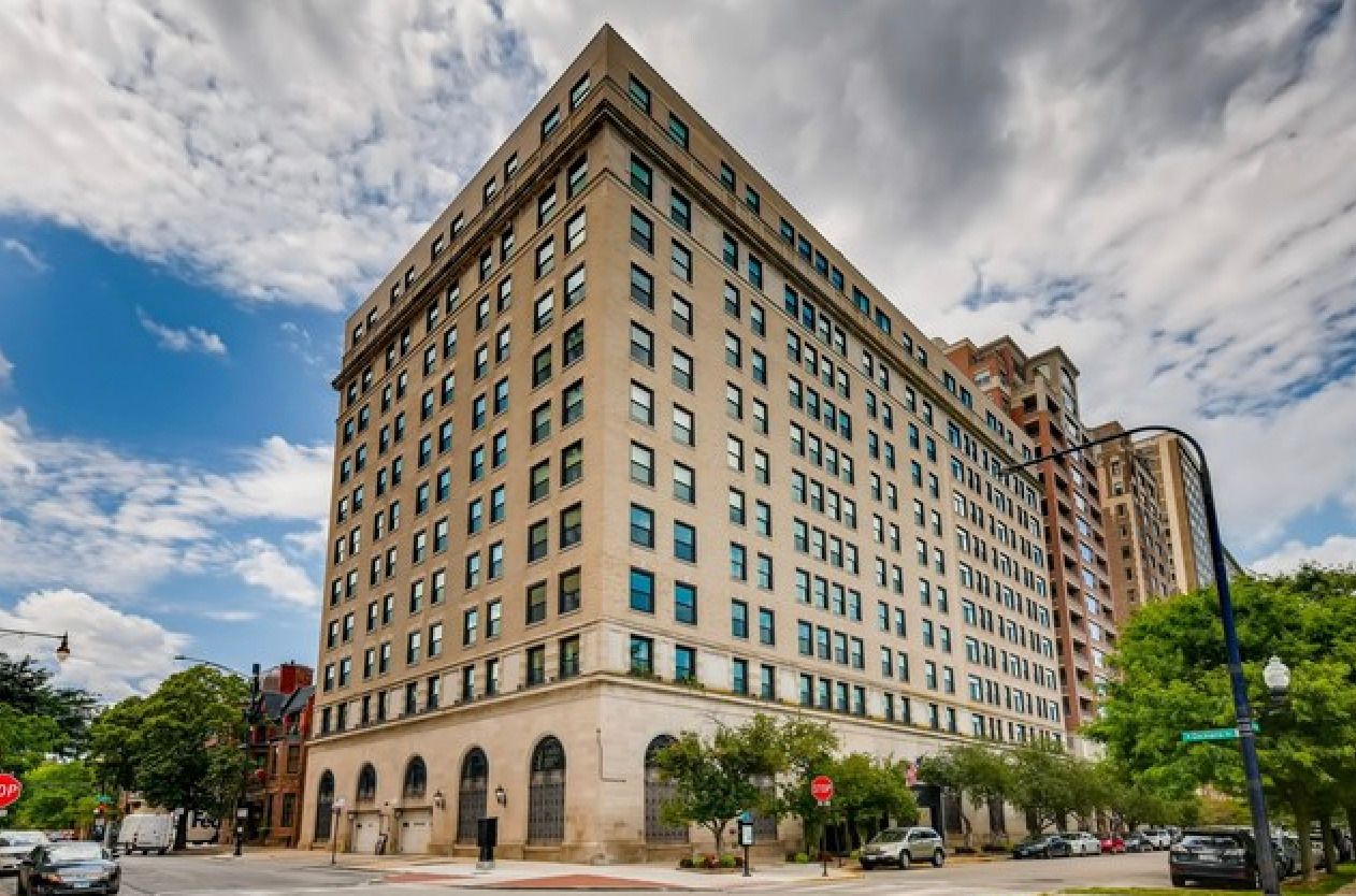 2100 N Lincoln Park West #4DN — Chicago, IL 60614