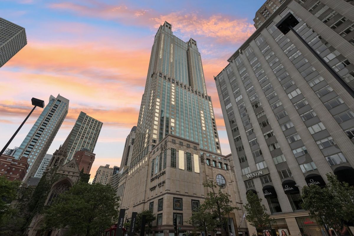 132 DELAWARE Place, Chicago, IL 60611