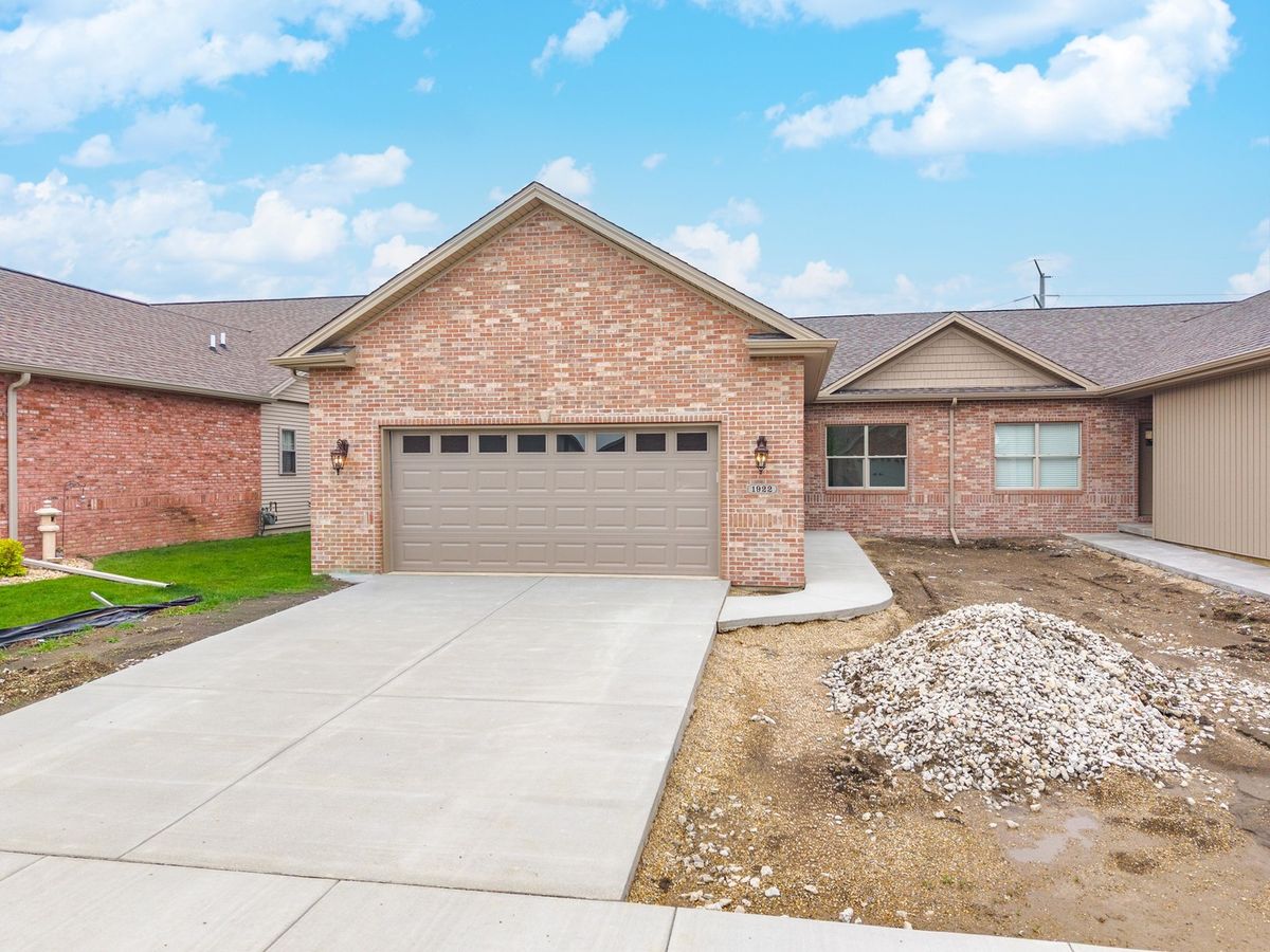 1922 Dunraven Road, Bloomington, IL 61704