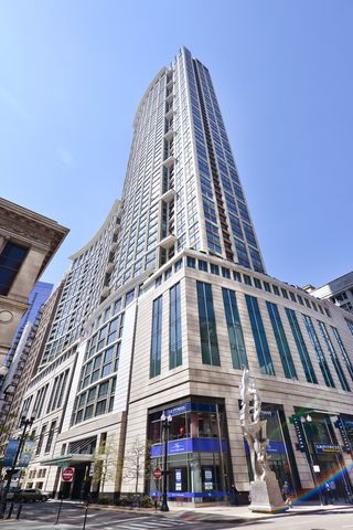 130 N Garland Court #6-73 — Chicago, IL 60602