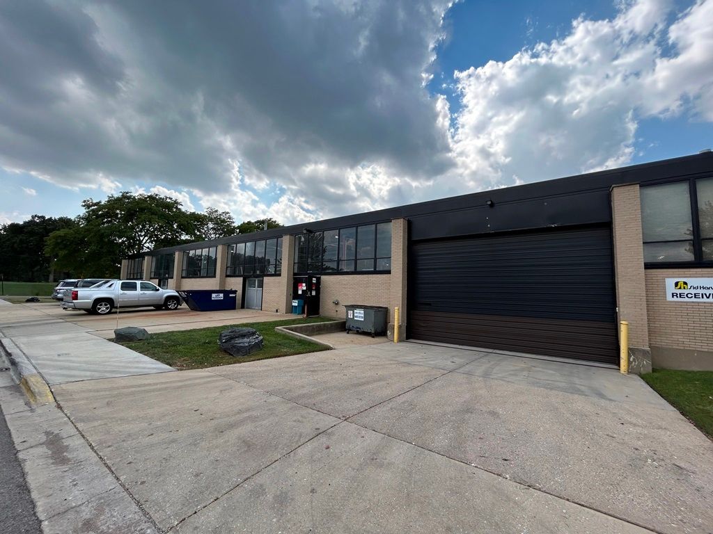 4242 W Bryn Mawr Avenue — Chicago, IL 60646