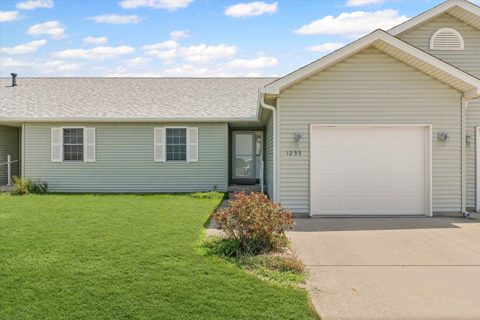 1255 George Rock Drive #1255 — Farmer City, IL 61842