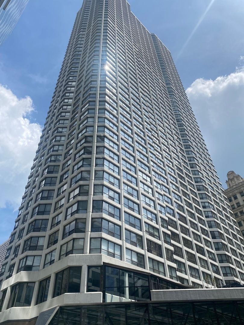 405 N Wabash Avenue #B4 — Chicago, IL 60611
