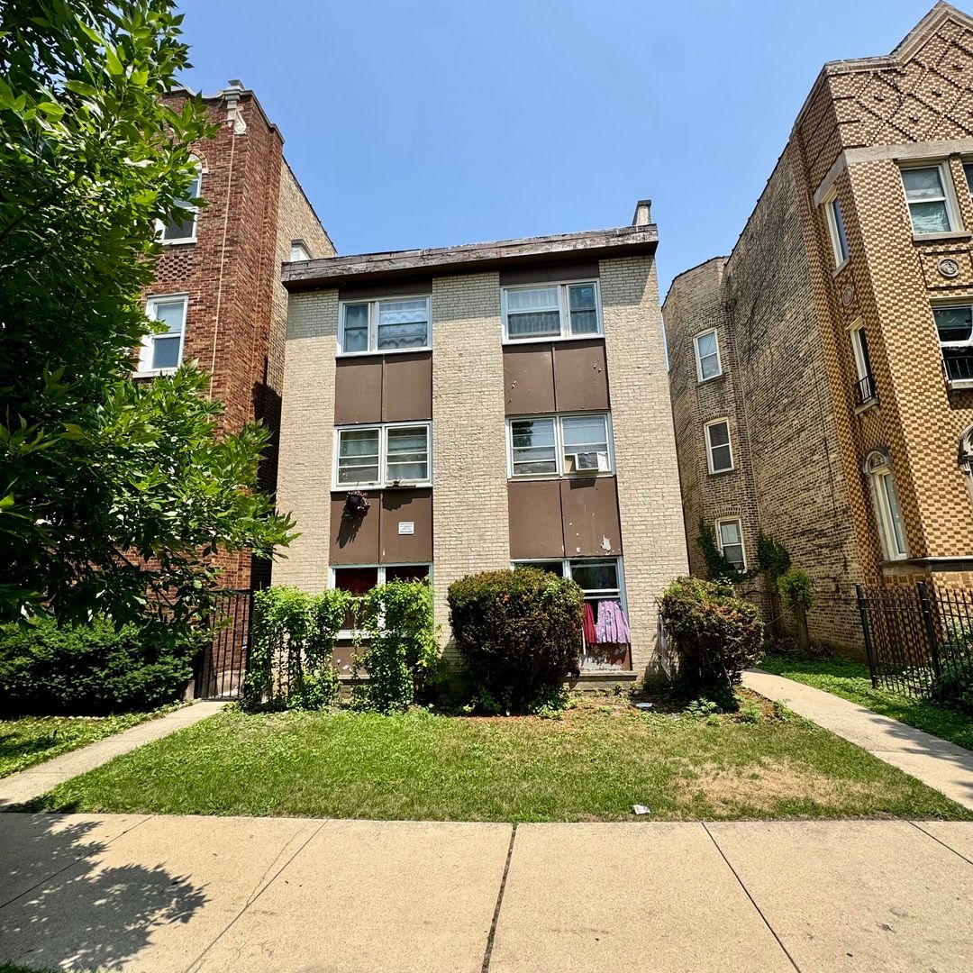 6235 N Mozart Street — Chicago, IL 60659
