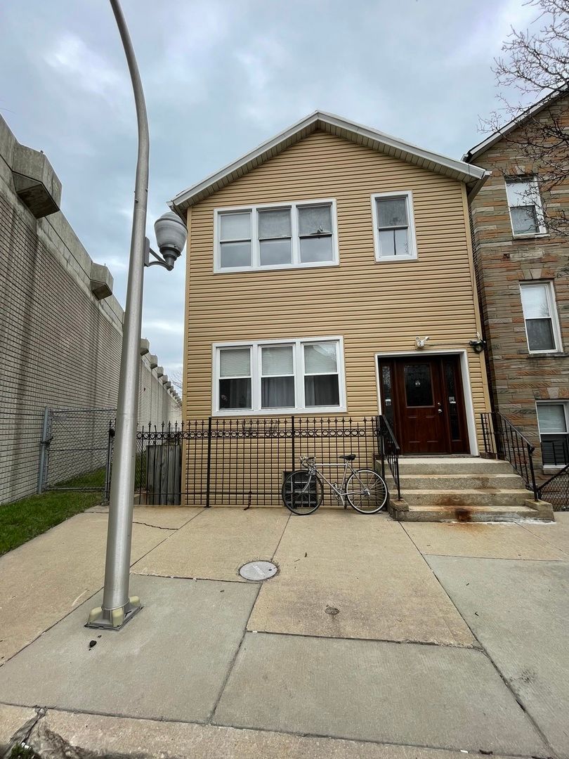 2567 S Emerald Avenue — Chicago, IL 60616
