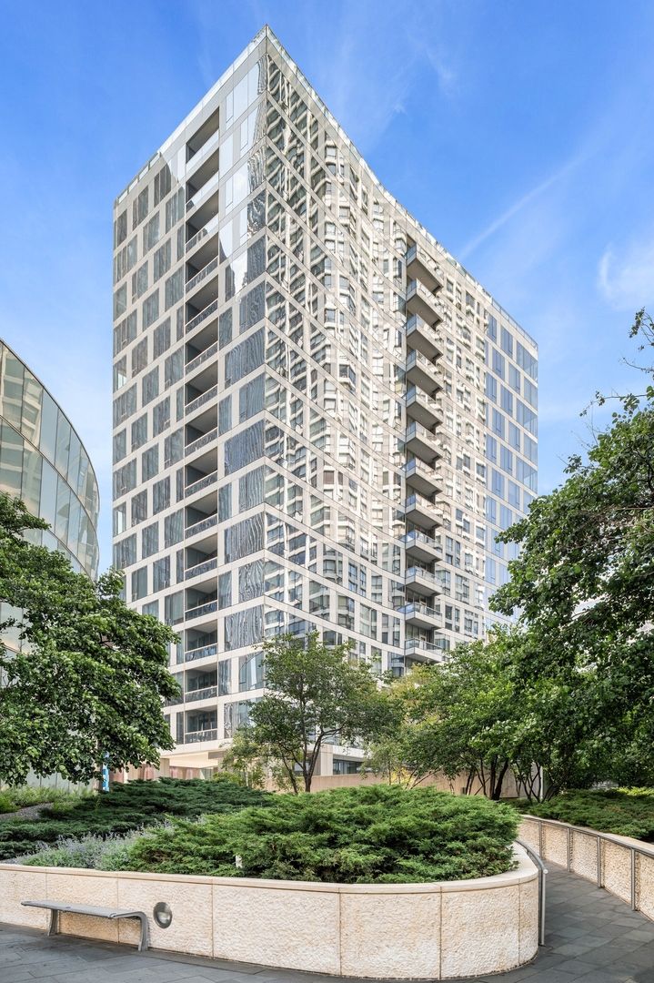 403 N Wabash Avenue #8A — Chicago, IL 60611