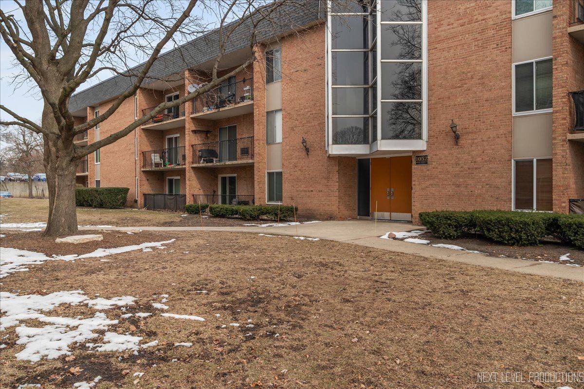1052 N Mill Street #111 — Naperville, IL 60563