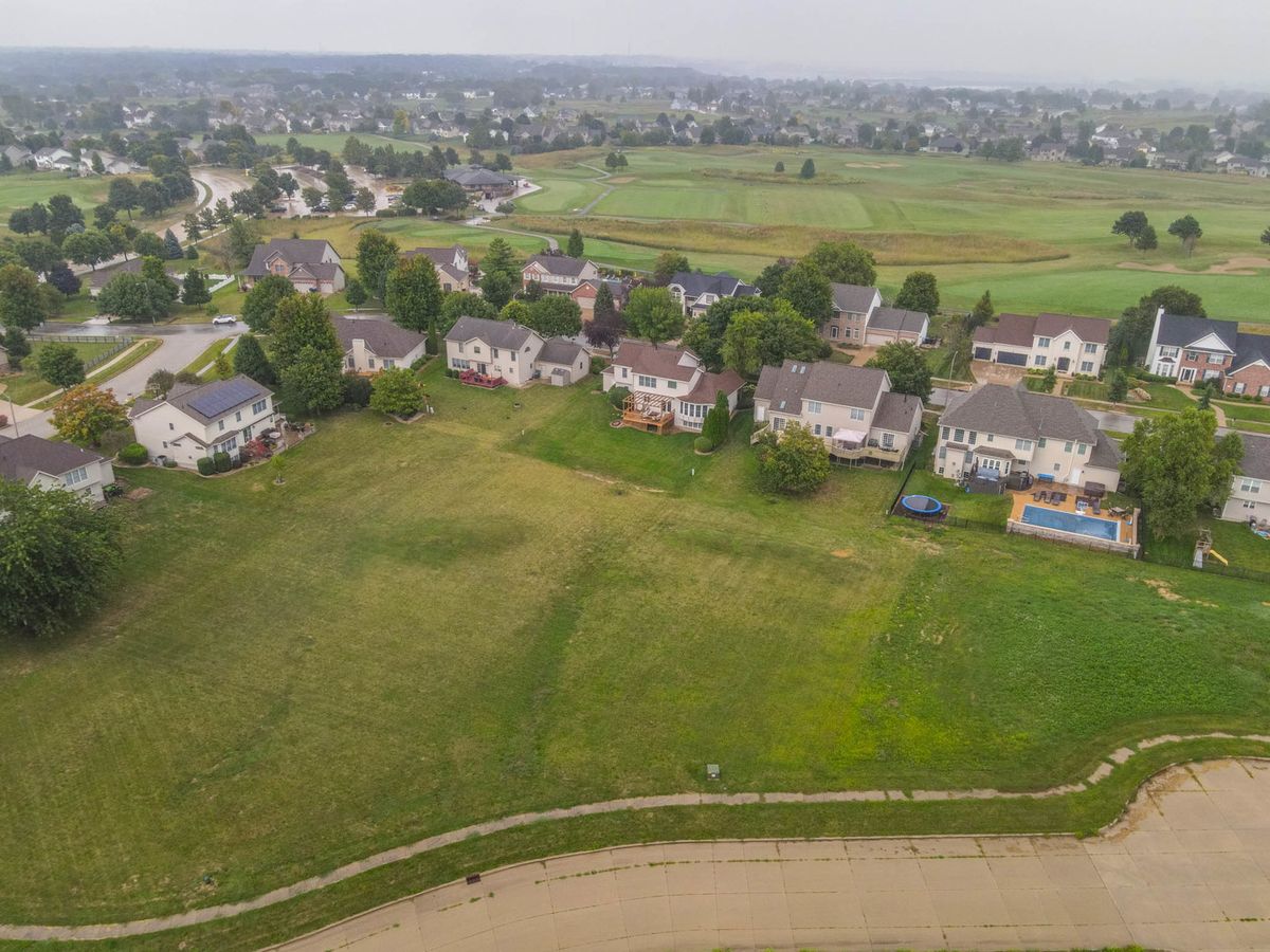 70 Pebblebrook Court, Bloomington, IL 61705