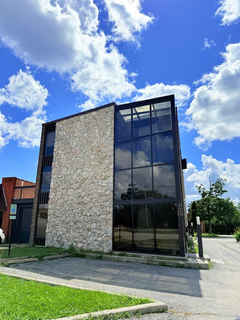 320 E Irving Park Road — Wood Dale, IL 60191