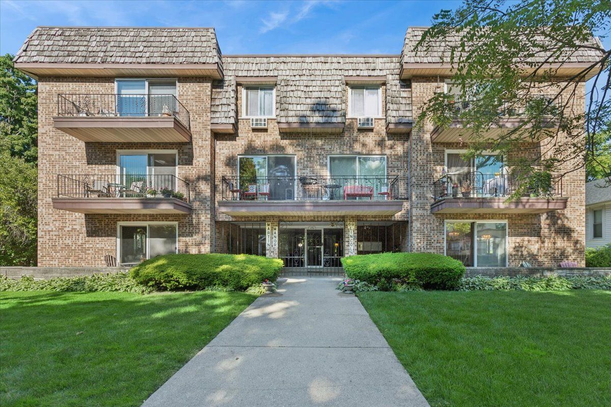 69 Lincoln Avenue #1S — Riverside, IL 60546