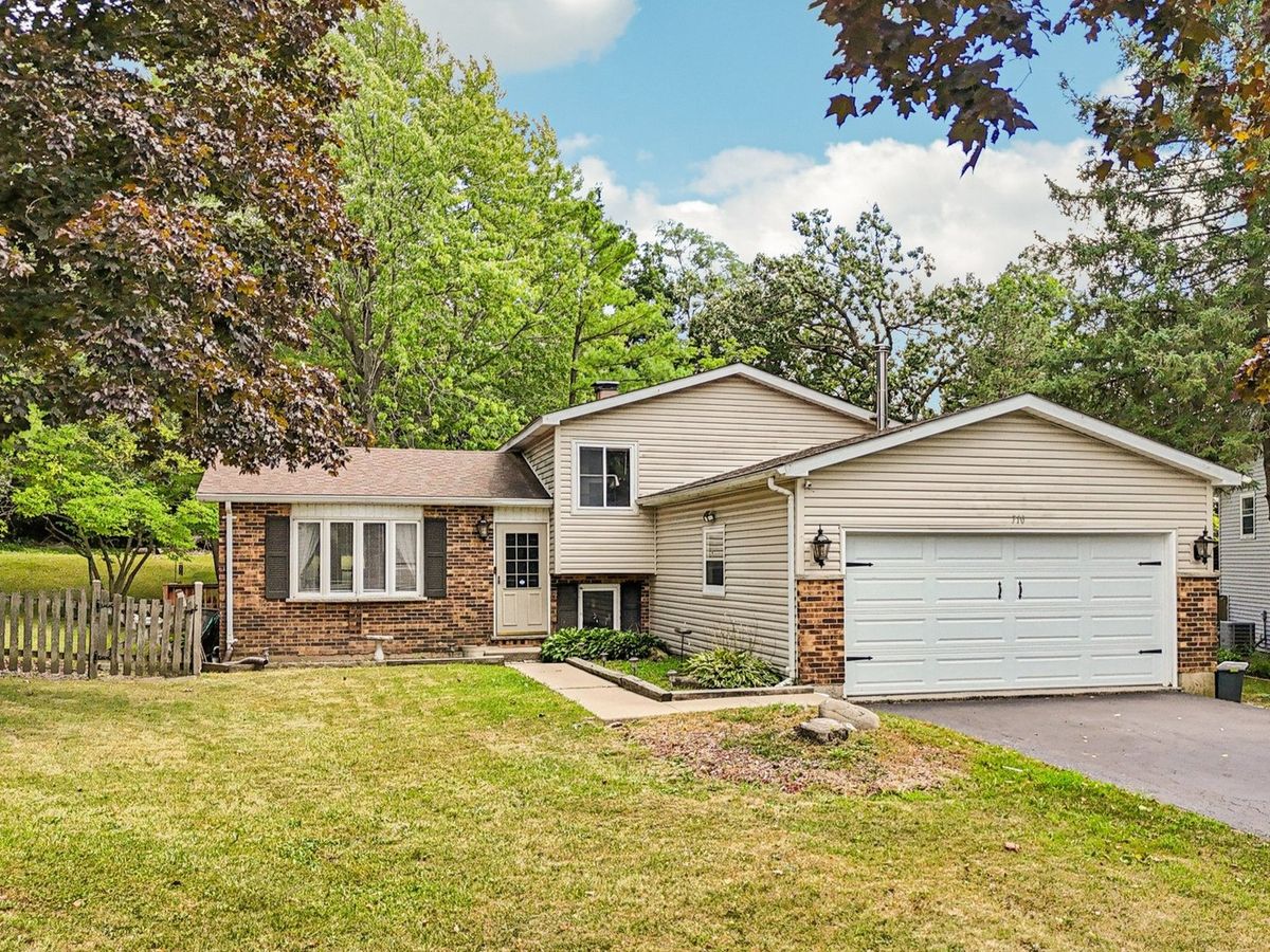 710 Greenbriar Lane, Lindenhurst, IL 60046