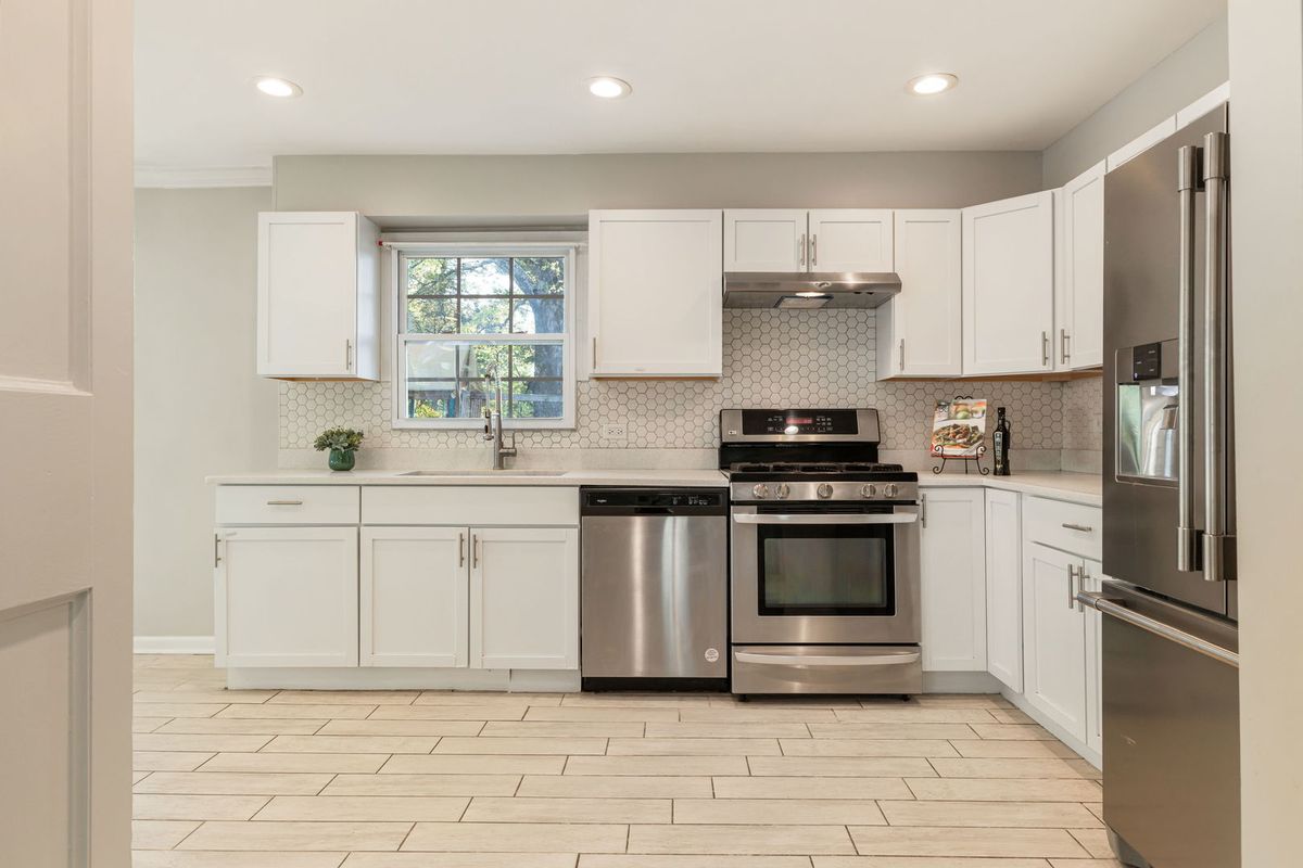 1325 Douglas Avenue, Montgomery, IL 60538