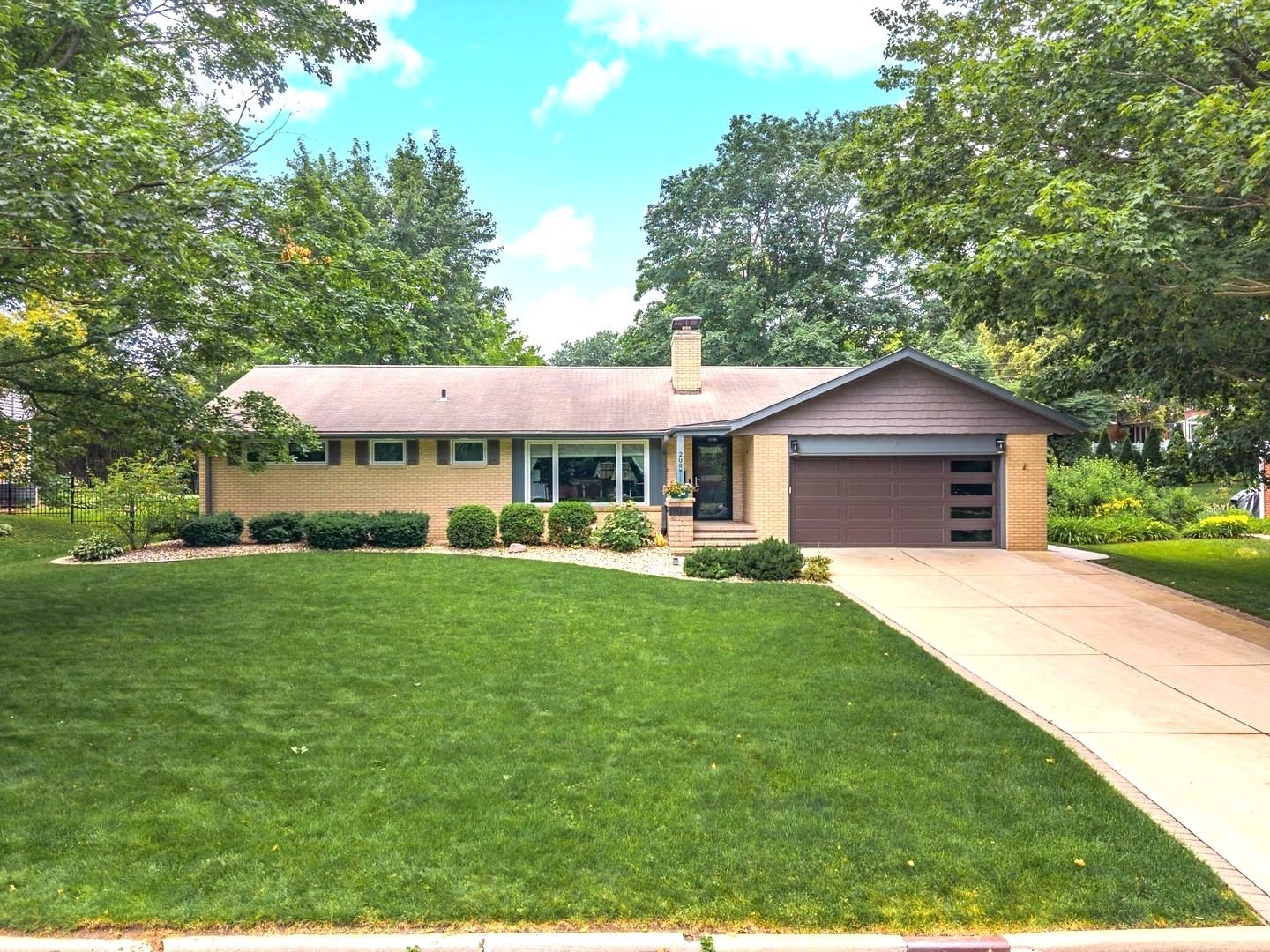 209 Orleans Drive — Bloomington, IL 61701