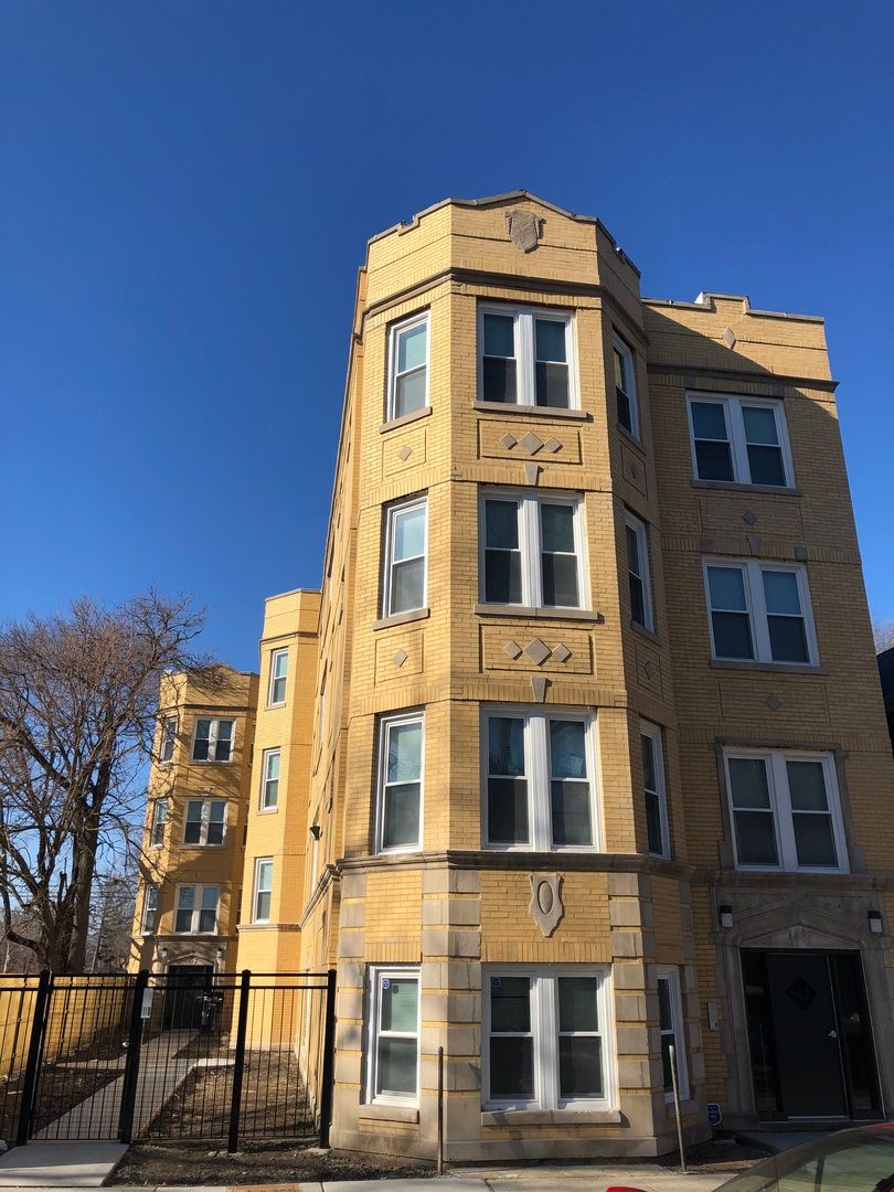 1534 S Komensky Avenue #2R — Chicago, IL 60623