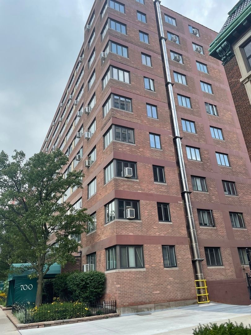 700 Bittersweet Place, Chicago, IL 60613