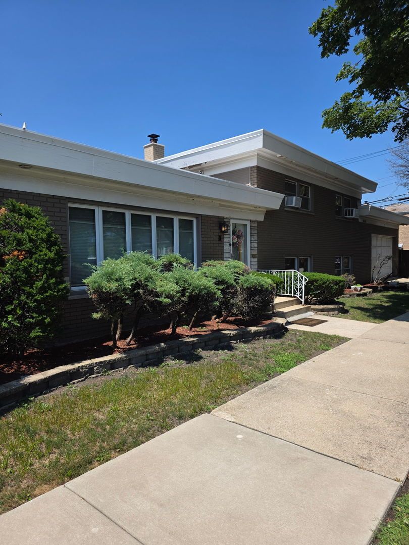 9456 S Calumet Avenue — Chicago, IL 60619