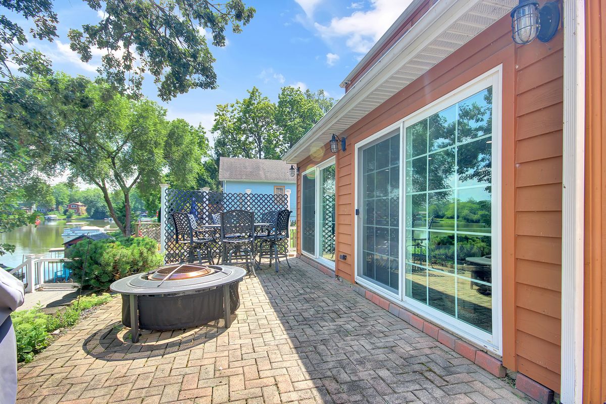 629 S Lakeview Drive, Lowell, IN 46356