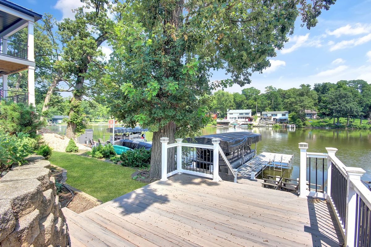 629 S Lakeview Drive, Lowell, IN 46356