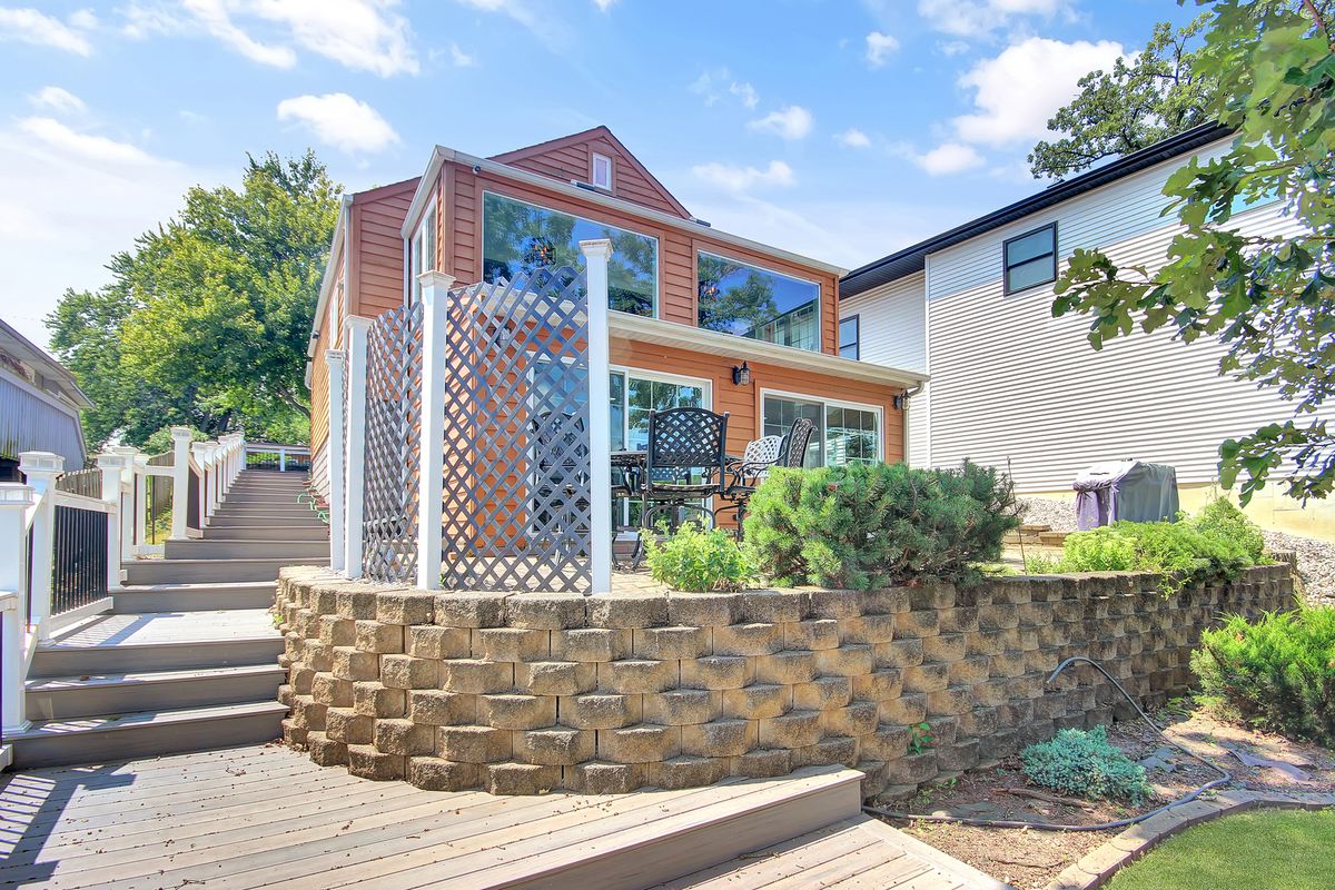 629 S Lakeview Drive, Lowell, IN 46356