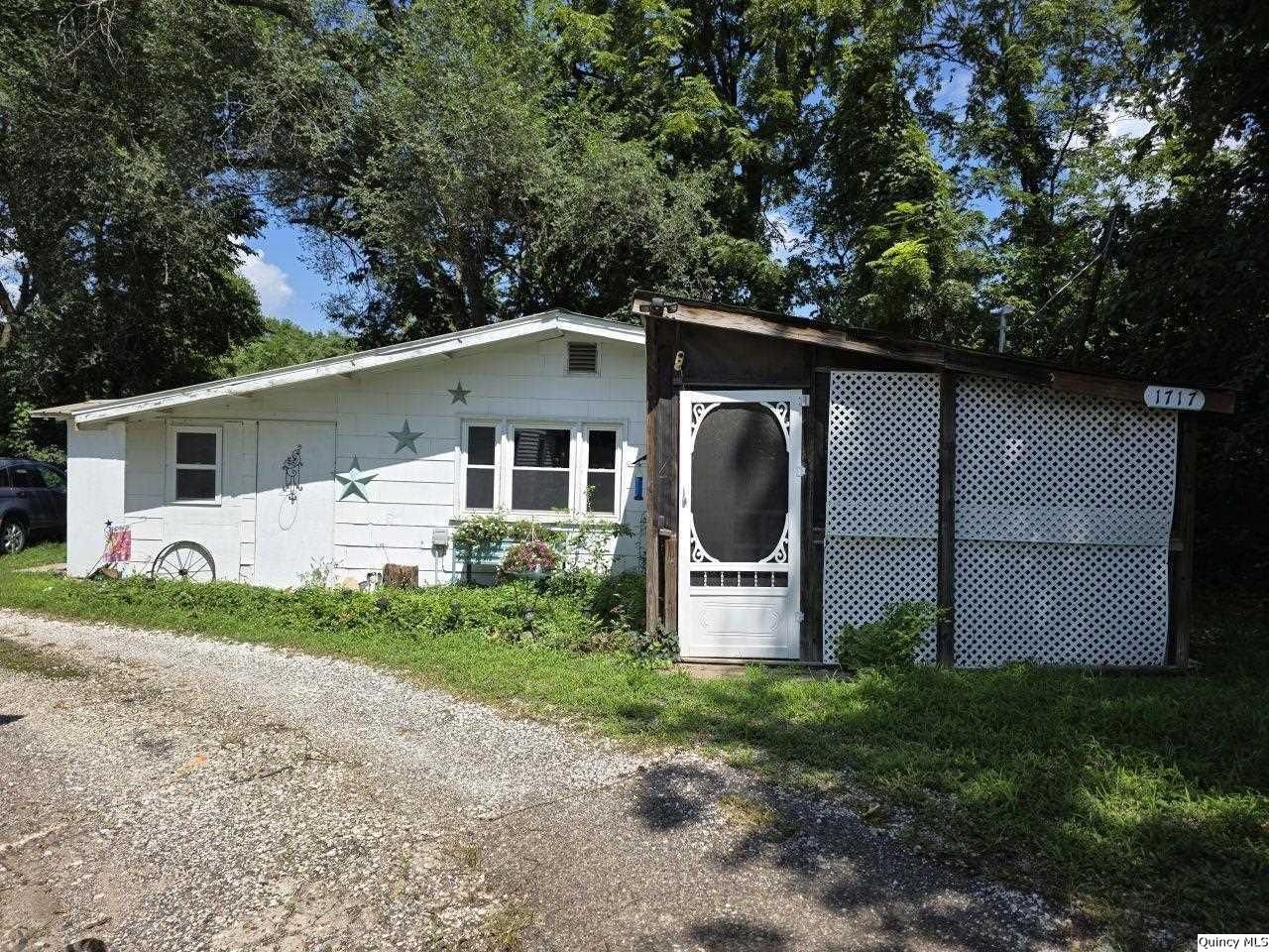 1717 N 4th — Quincy, IL 62301