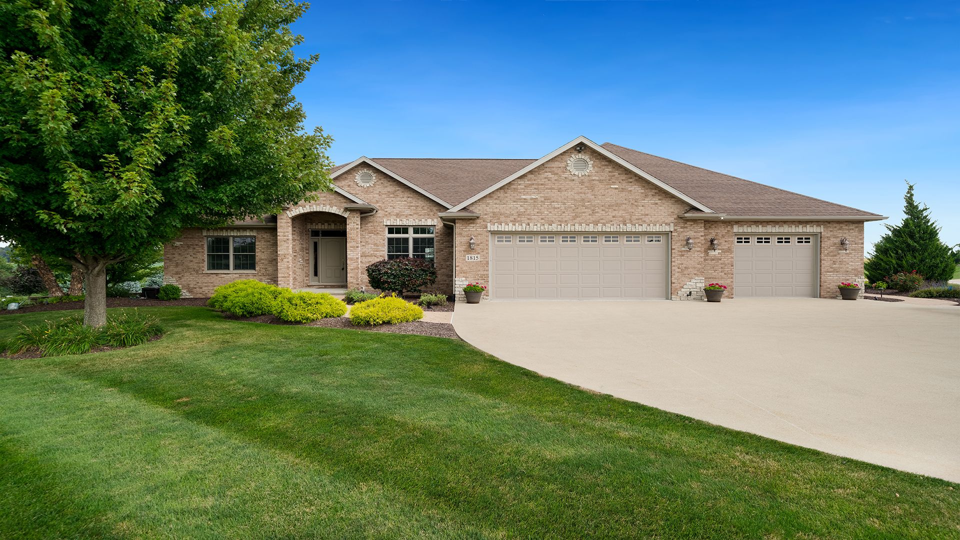 1815 White Pines Drive — Dixon, IL 61021