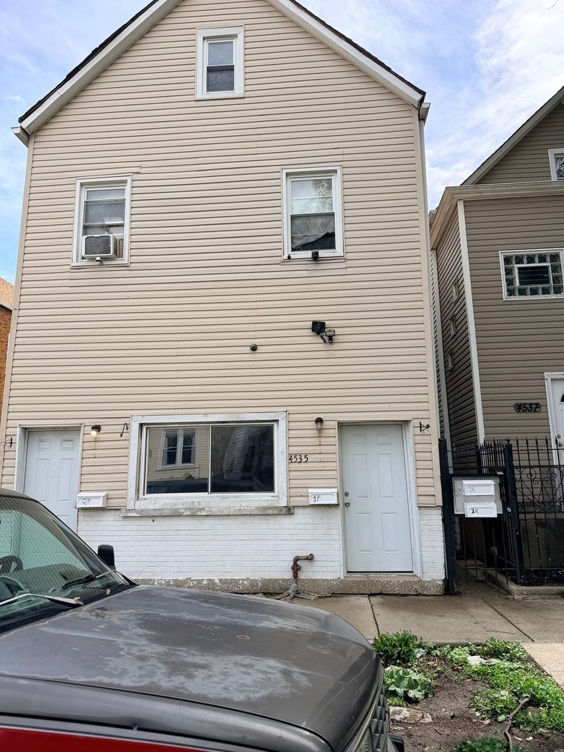 4535 S Honore Street — Chicago, IL 60609