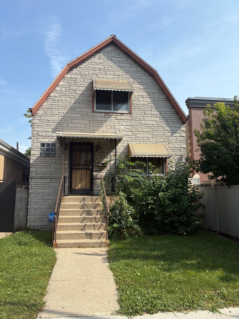 3718 W Addison Street — Chicago, IL 60618