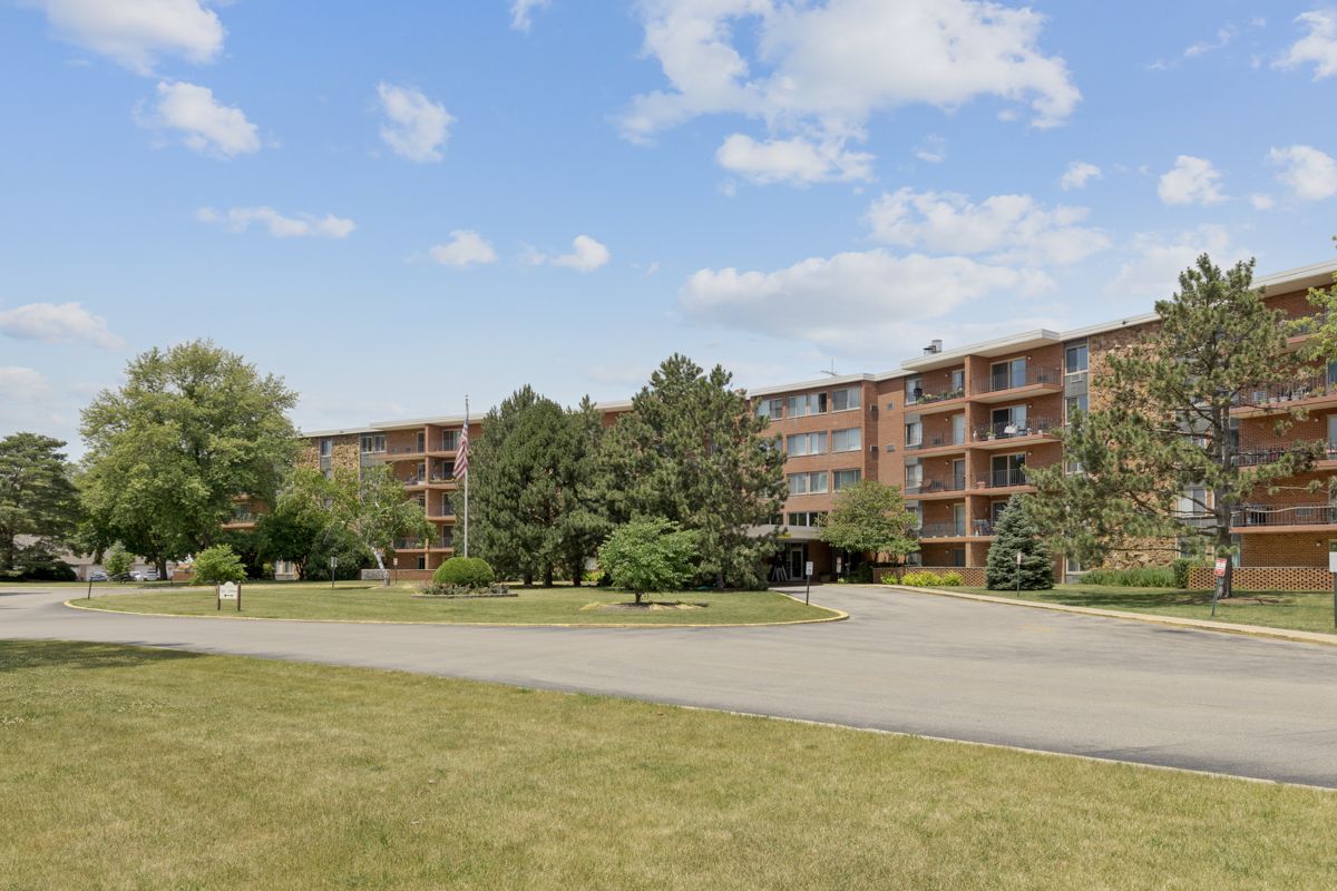 16 E Old Willow Road #202S — Prospect Heights, IL 60070