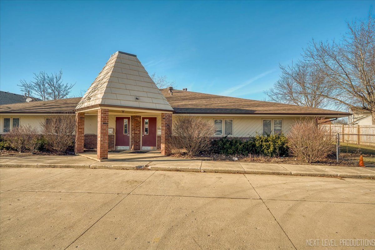 1030 Summerfield Drive, Roselle, IL 60172