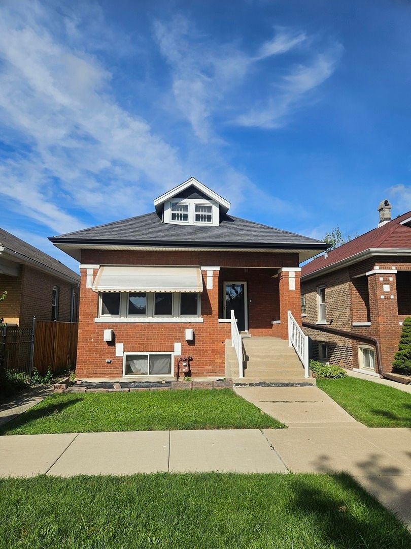5722 S Mozart Street — Chicago, IL 60629