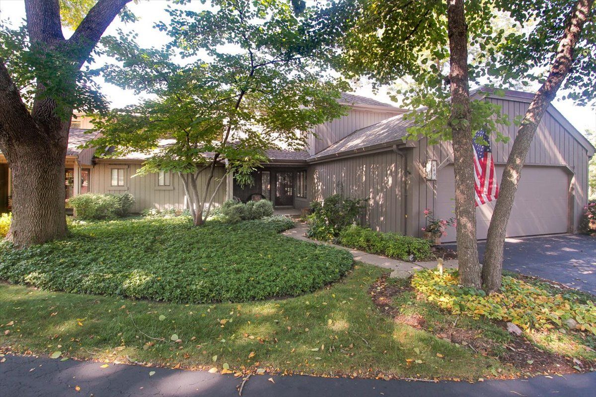 660 Old Barn Road #F-24 — Lake Barrington, IL 60010