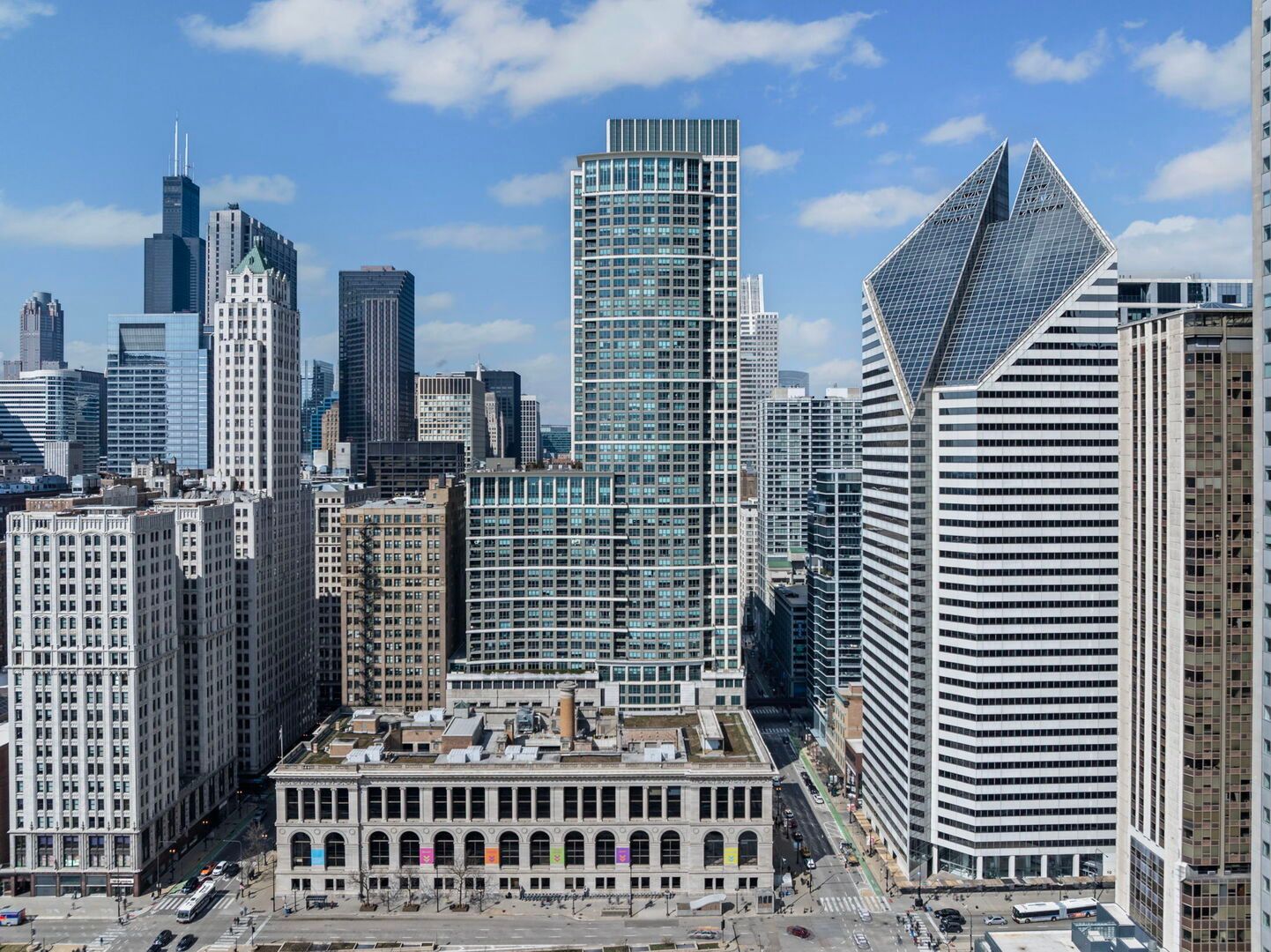 130 Garland Court — Chicago, IL 60602