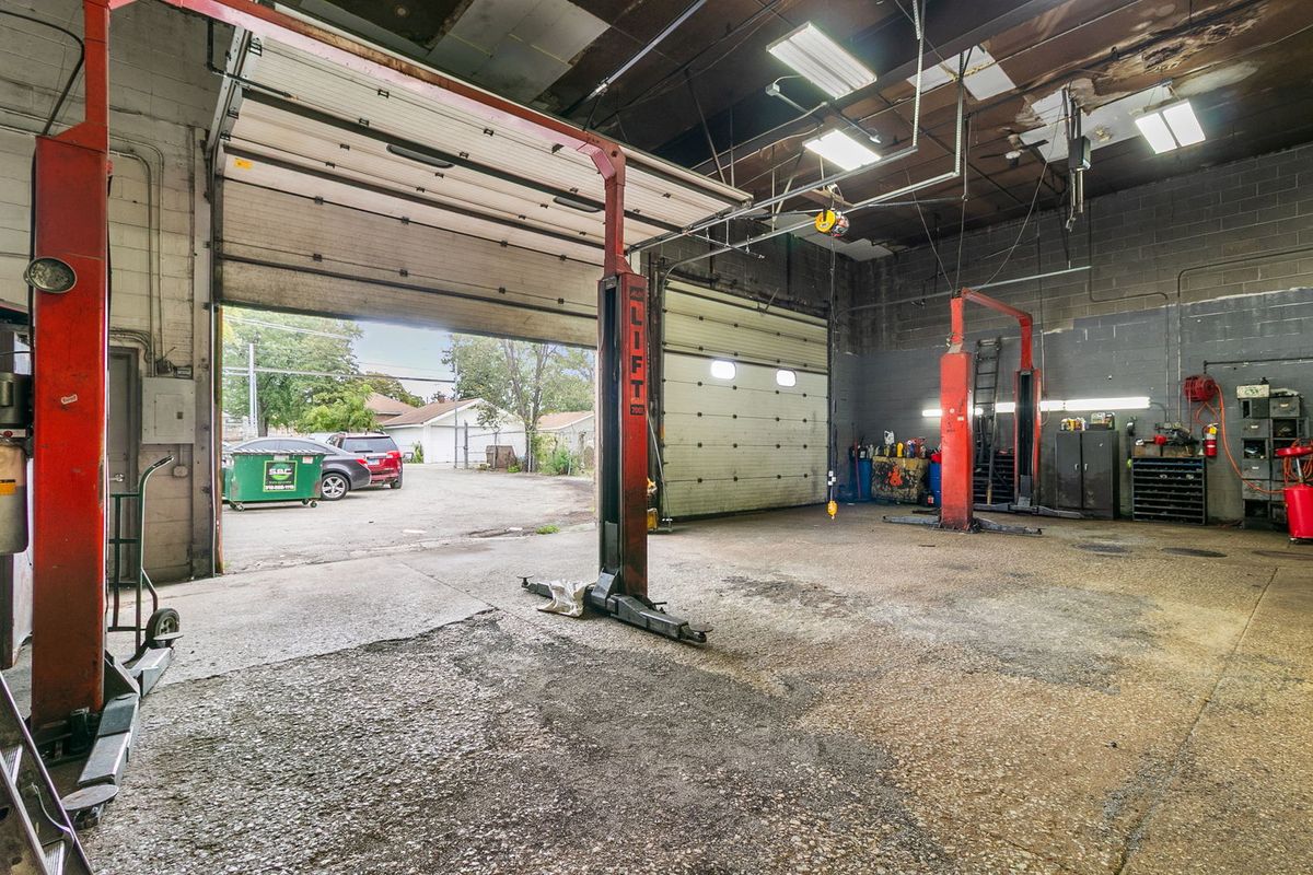 1825 S 17th Avenue, Broadview, IL 60155