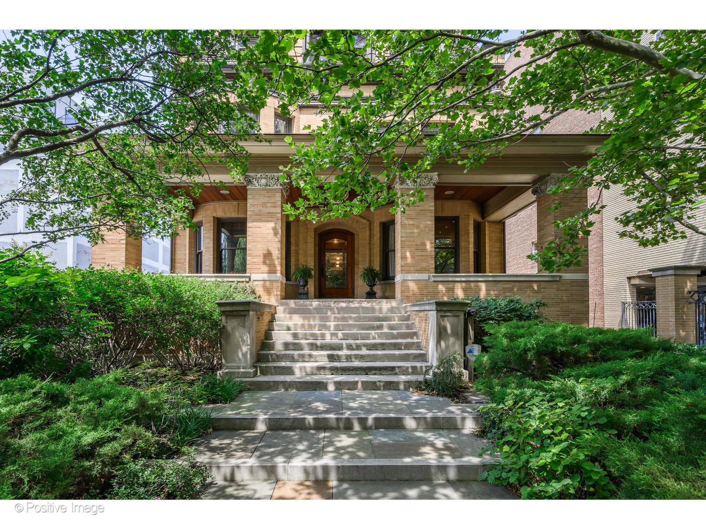 536 W Barry Avenue — Chicago, IL 60657