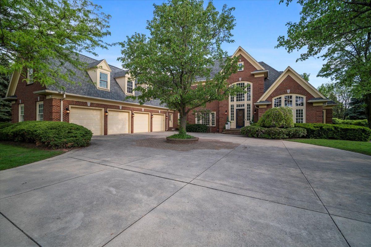 1 Worthington Court — Bloomington, IL 61704