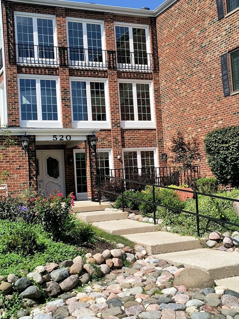 520 Biesterfield Road #318 — Elk Grove Village, IL 60007