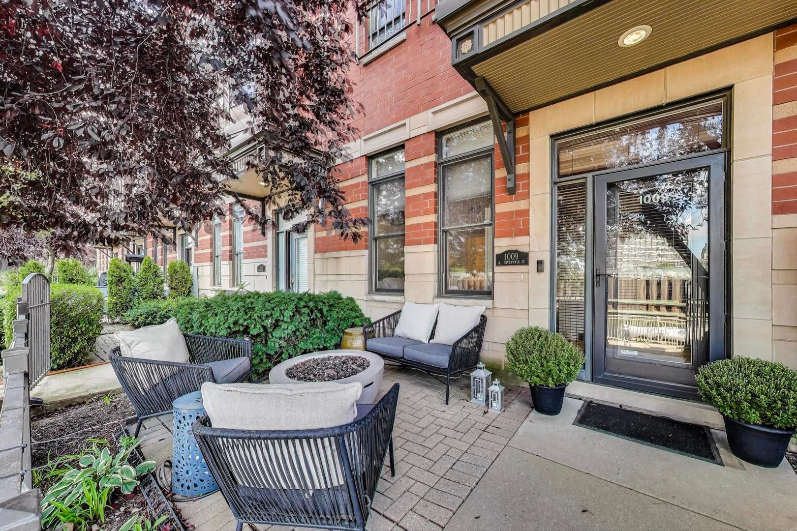 1009 N Riverwalk Street — Chicago, IL 60610