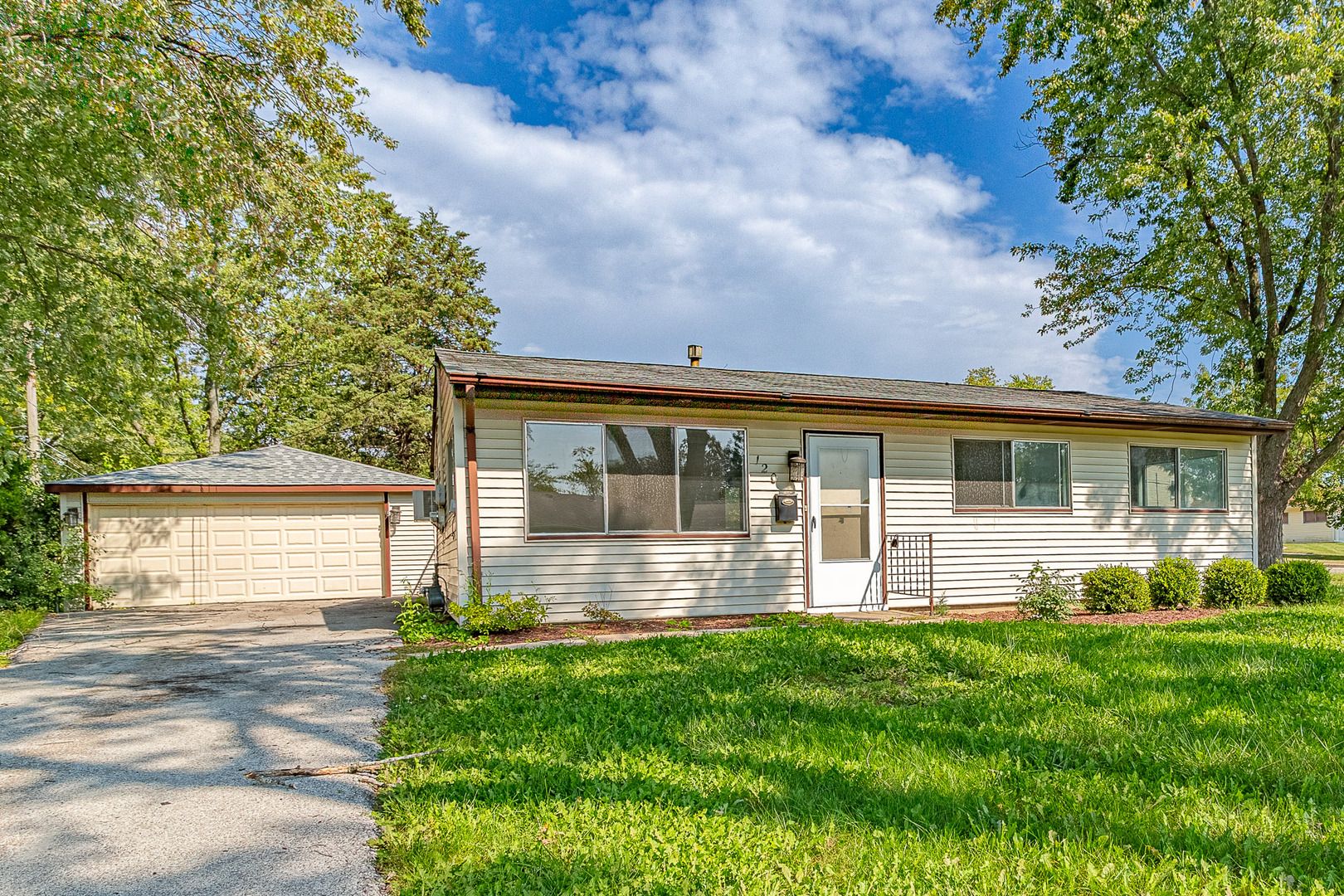 120 GROW Lane — Streamwood, IL 60107