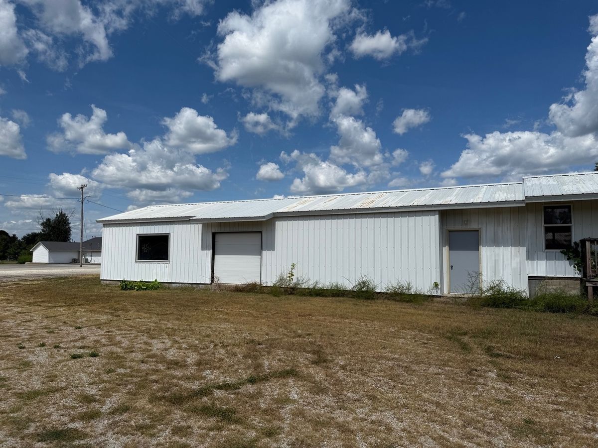 18 Broadway Street, Herrick, IL 62431