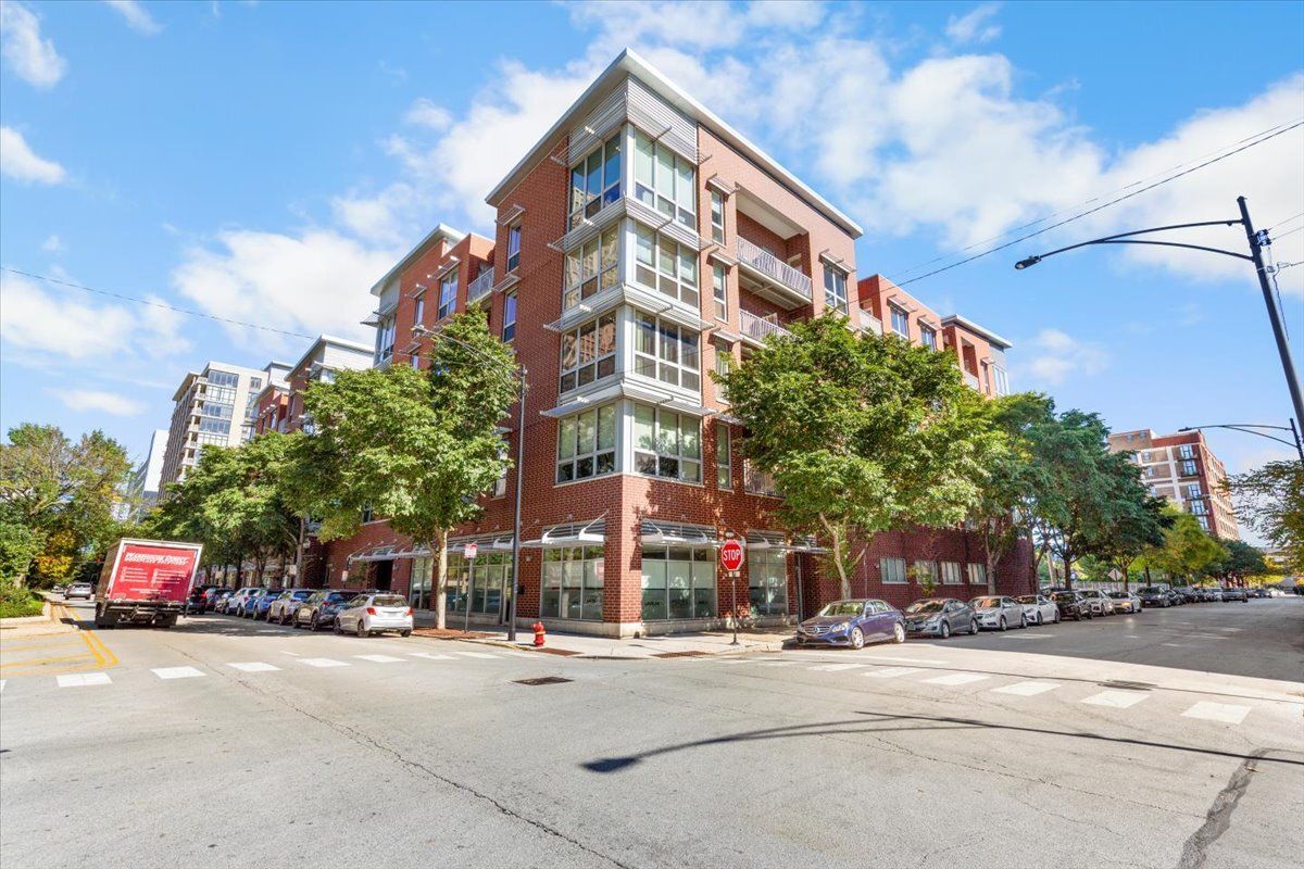 2037 Indiana Avenue, Chicago, IL 60616