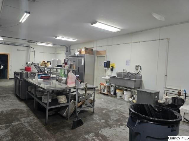 120 E 5th Street, Bowen, IL 62316