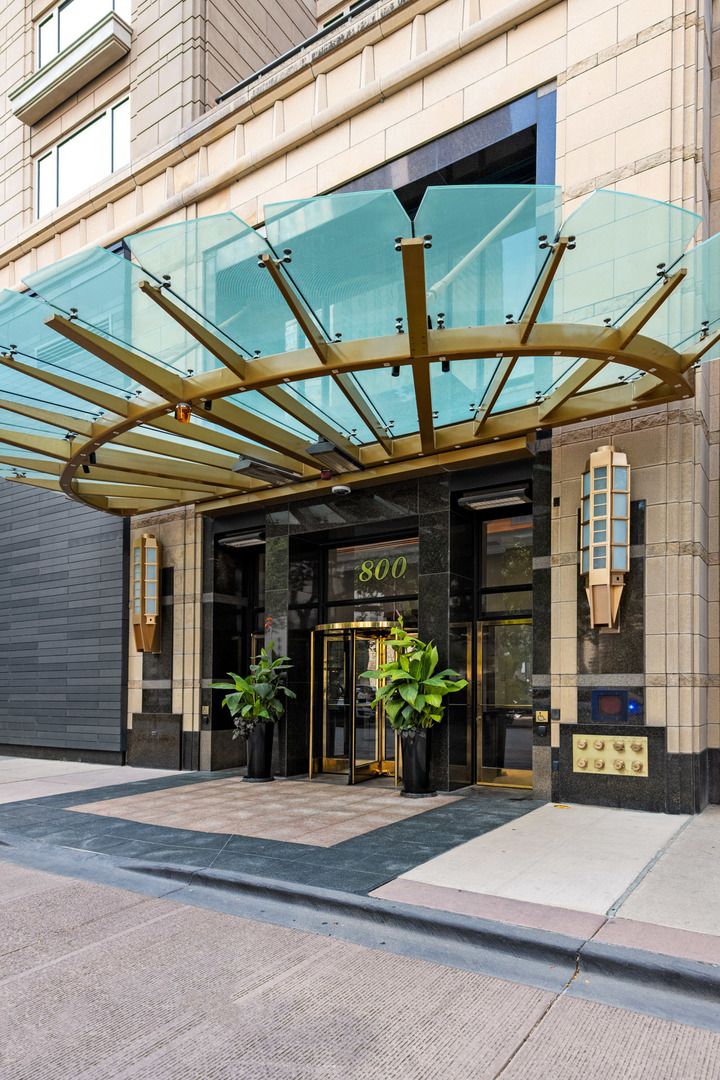 800 N Michigan Avenue #PH64 — Chicago, IL 60611