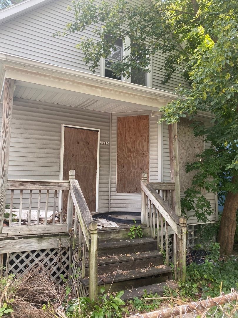 7537 S Saint Lawrence Avenue — Chicago, IL 60619