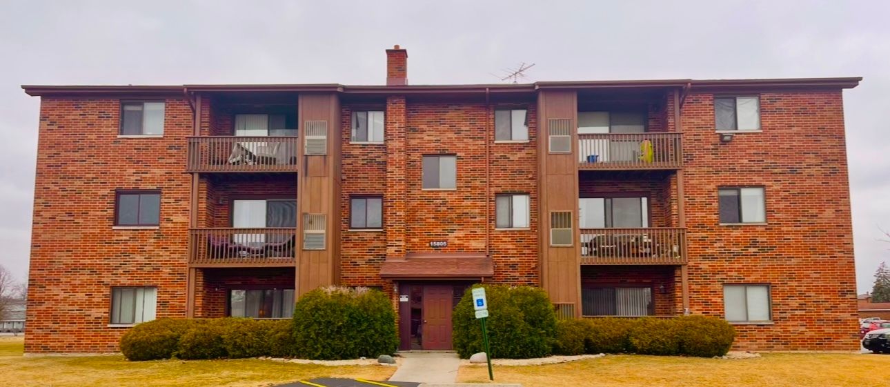 15805 Peggy Lane #6 — Oak Forest, IL 60452