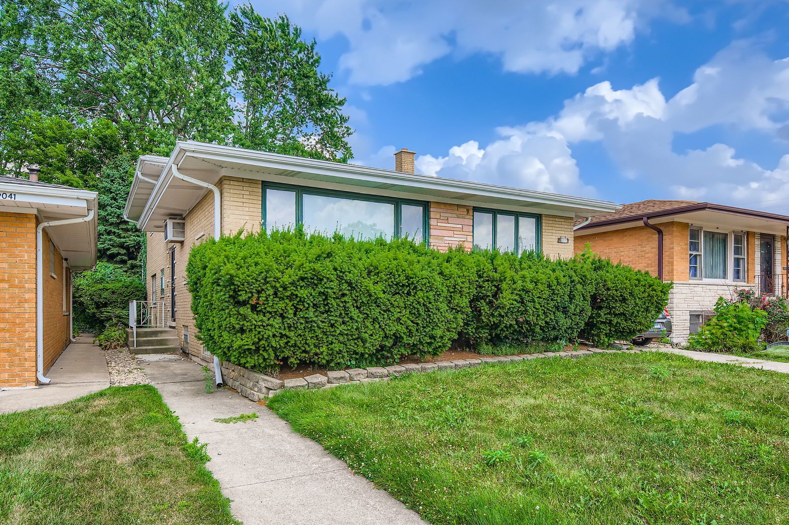9045 S Sacramento Avenue — Evergreen Park, IL 60805