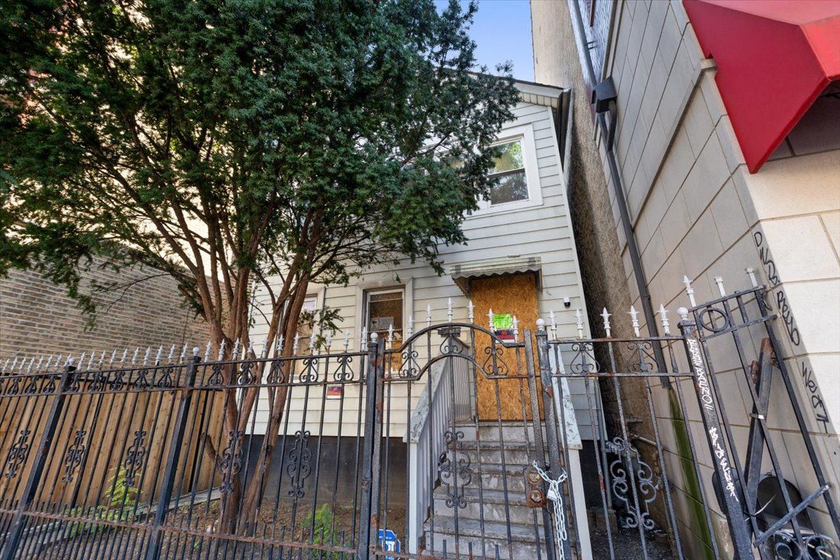 1921 W Chicago Avenue — Chicago, IL 60622